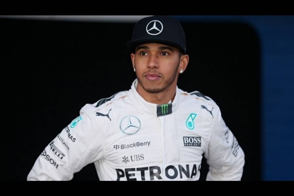 Hamilton primo al traguardo dopo il duello