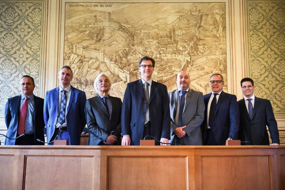 Il Municipio di Bellinzona. Da sinistra Mauro Minotti, Christian Paglia, Roberto Malacrida, Mario Branda, Andrea Bersani, Giorgio Soldini, Simone Ganini. Foto CdT/Crinari