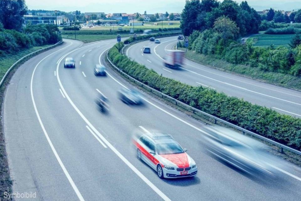 Si scontra contro le auto incidentate, muore un 60enne