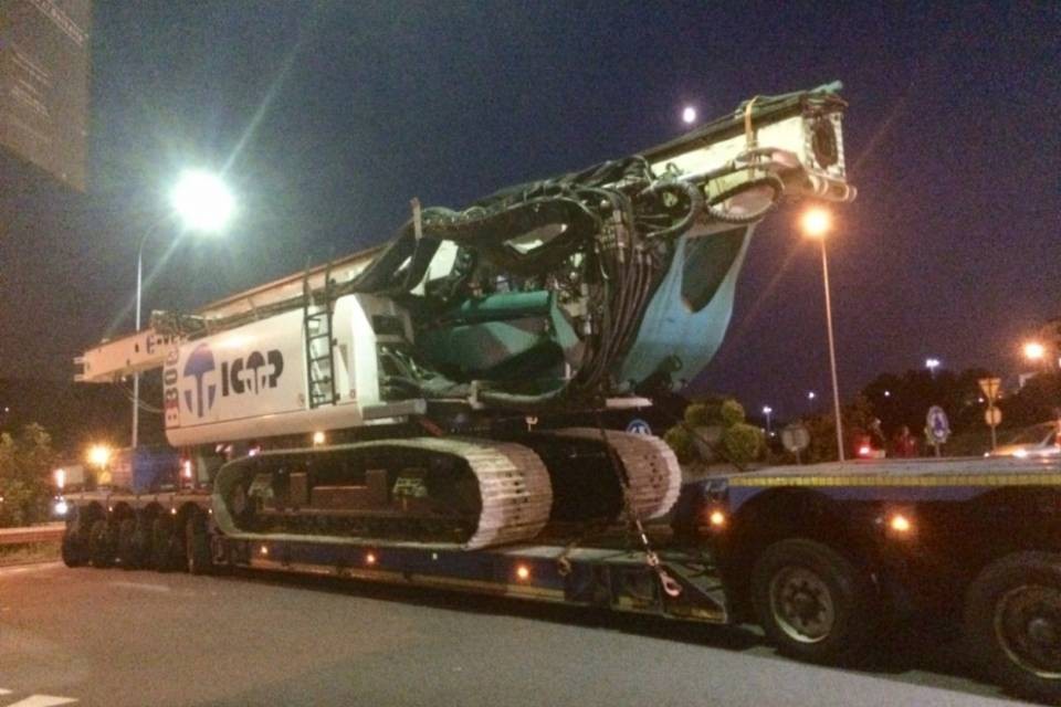 Trasporto speciale bloccato in rotonda