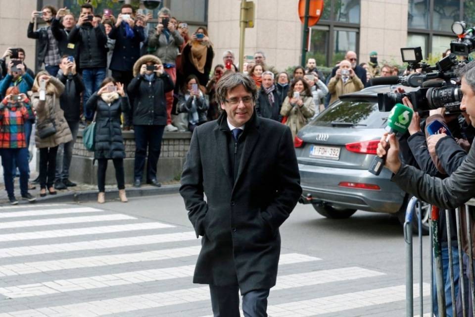 Puigdemont si consegna alla Polizia belga