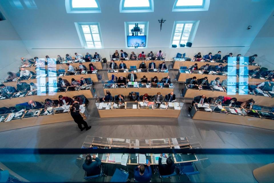 Bellinzona, 19 ottobre 2020 -  Seduta di Gran Consiglio con obbligo mascherine nell'aula a causa dell'emergenza Coronavirus, Covid-19. Una veduta sull'aula del GC con i divisori in plexiglass fra i deputati © CdT/Gabriele Putzu