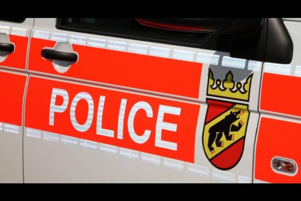 Berna, poliziotti presi a sassate