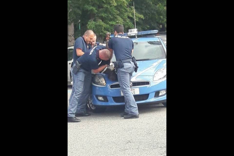 "Storie di violenza e razzismo". "No la Polizia ha fatto bene"