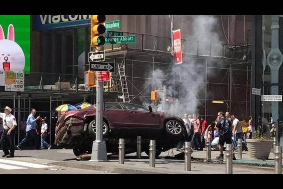 New York: auto sulla folla a Times Square