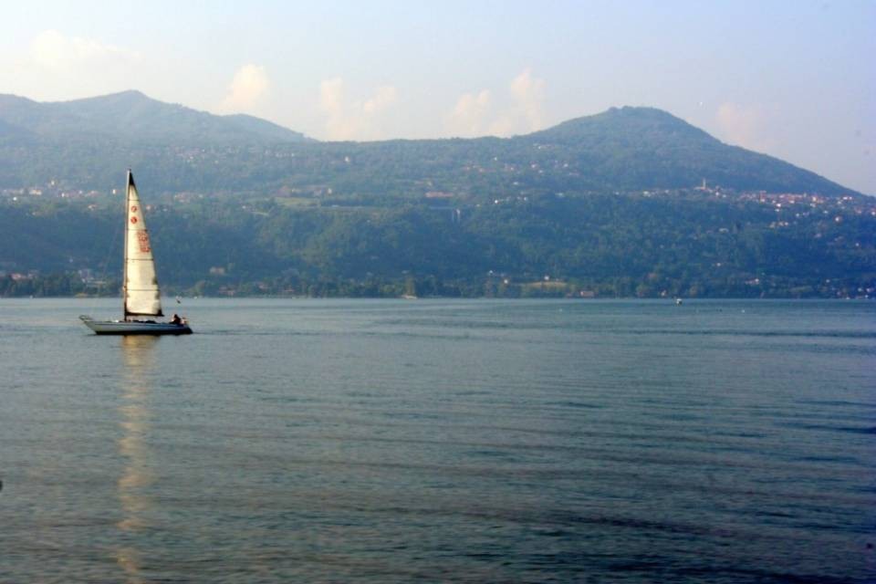 31enne muore nel Lago Maggiore