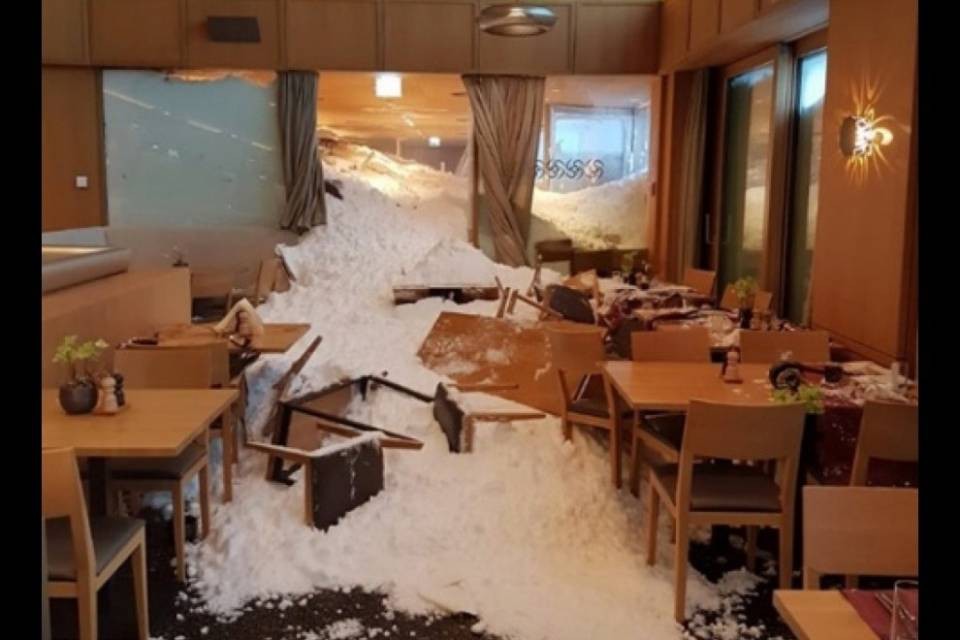Valanga su ristorante, 75 sfollati