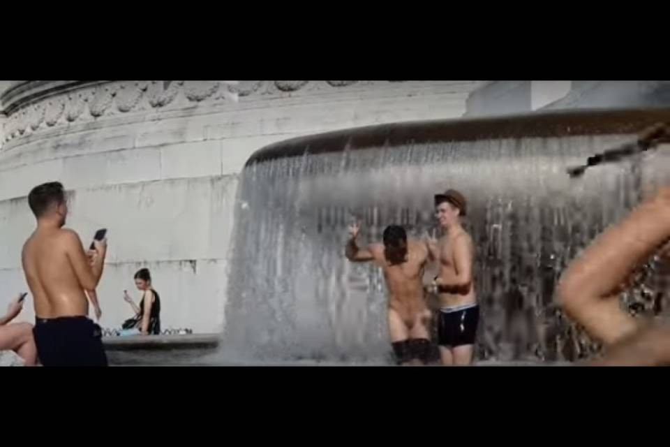 Roma: turisti nudi nella fontana dell'Altare della Patria