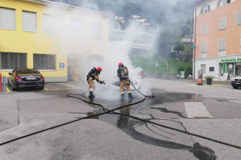 Auto prende fuoco a Bissone