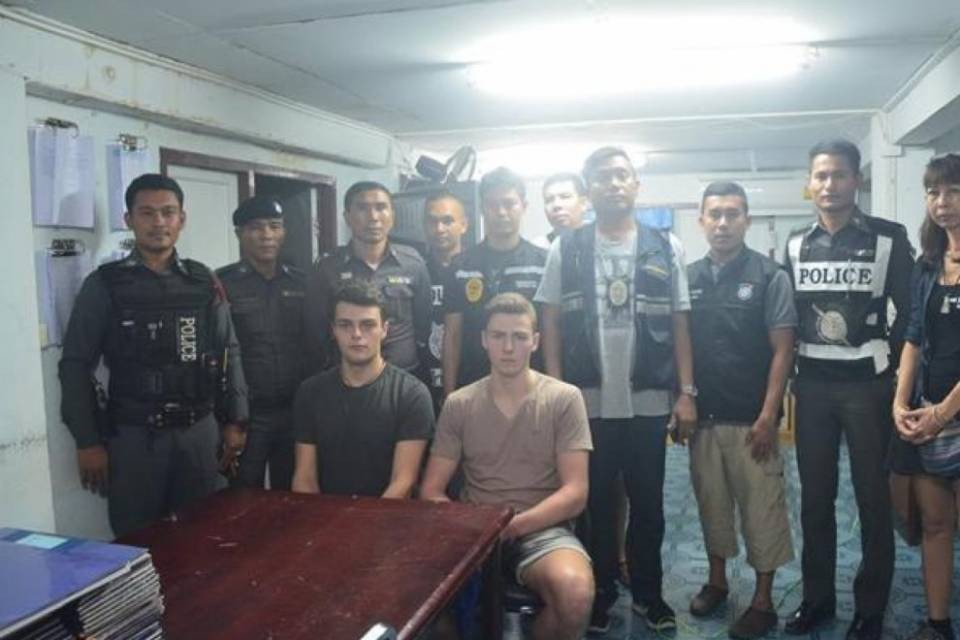 Strappavano bandiere: arrestati 2 italiani