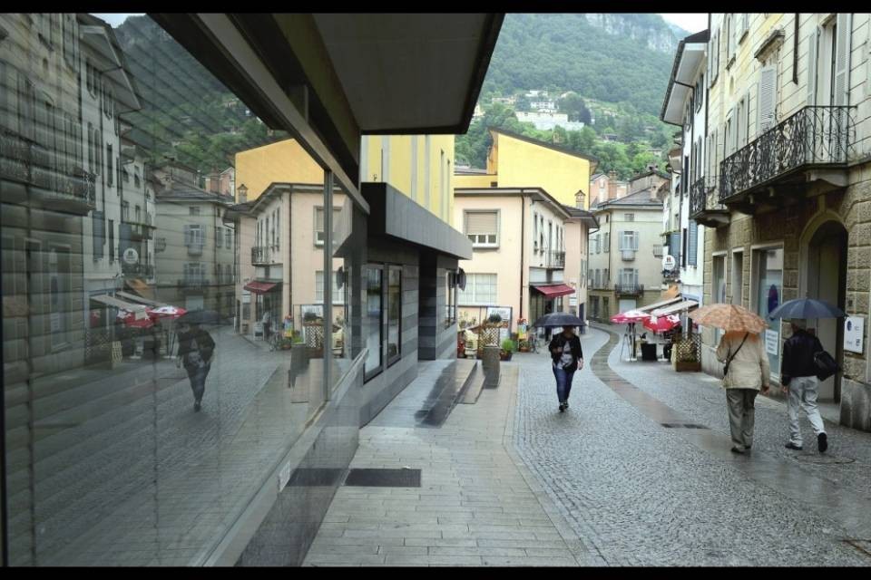 AIS rinuncia agli affitti per i piccoli commerci