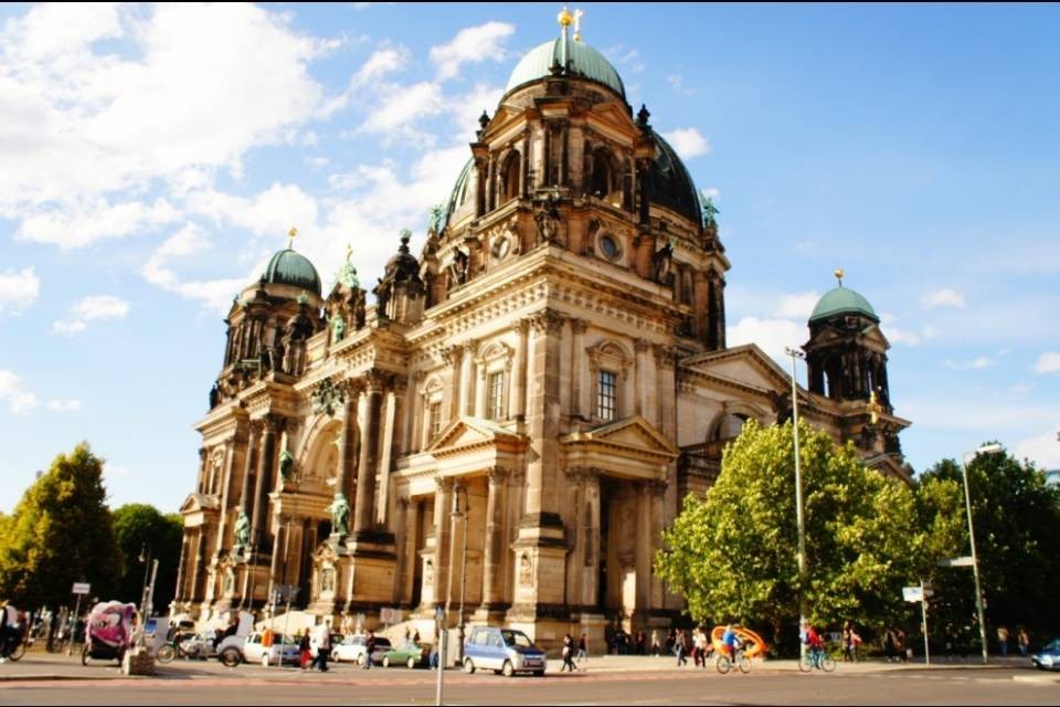 Agente spara ad uomo all'interno della Cattedrale di Berlino