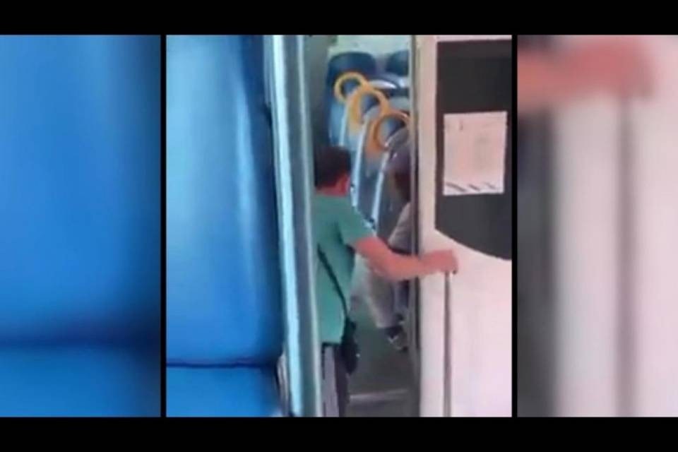 Razzismo sul treno: "N...o fai vedere il biglietto"