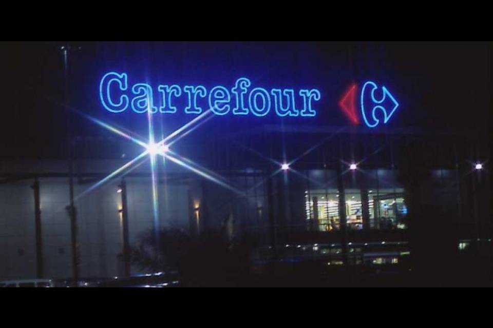 Rapina al Carrefour che non chiude mai