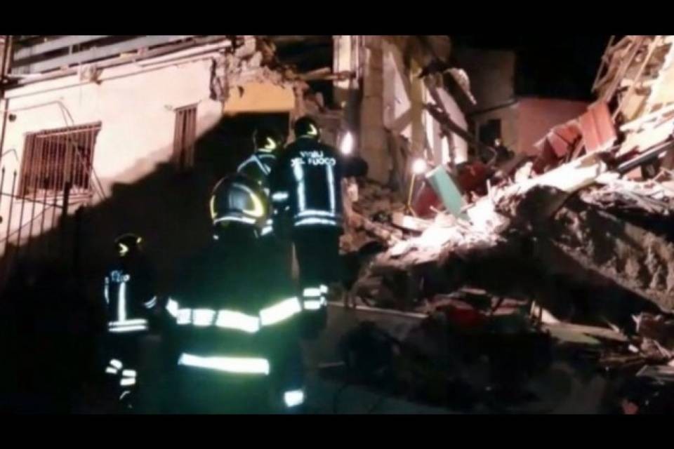 Crolla palazzina nel Savonese, 5 morti