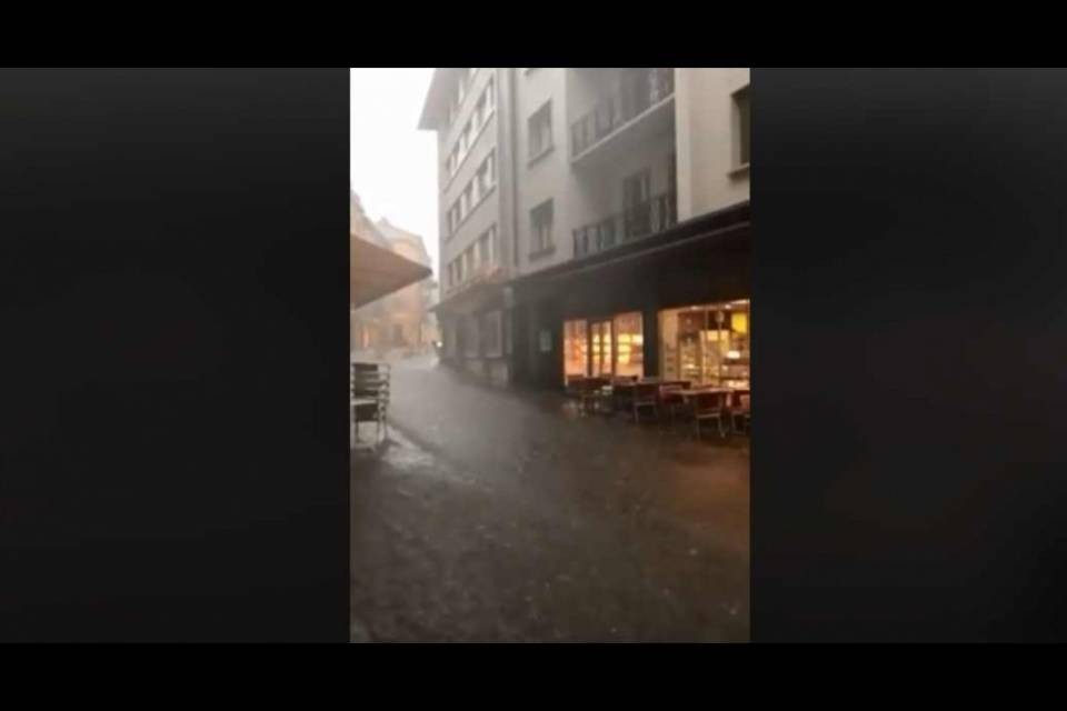 Le incredibili immagini del diluvio a Sion
