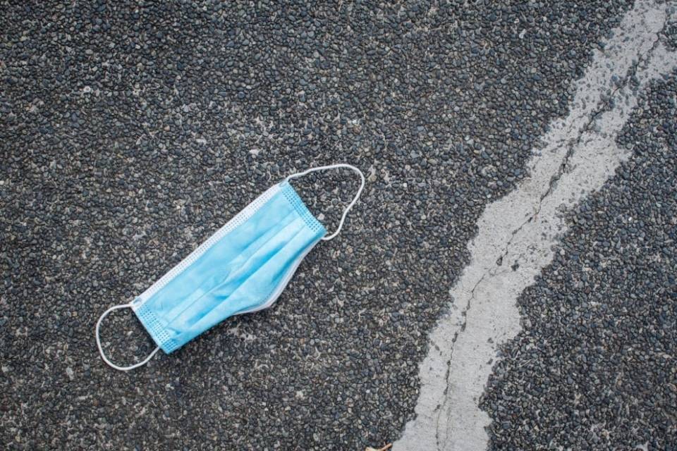 Mascherine e guanti abbandonati nell'ambiente, inflitte multe?