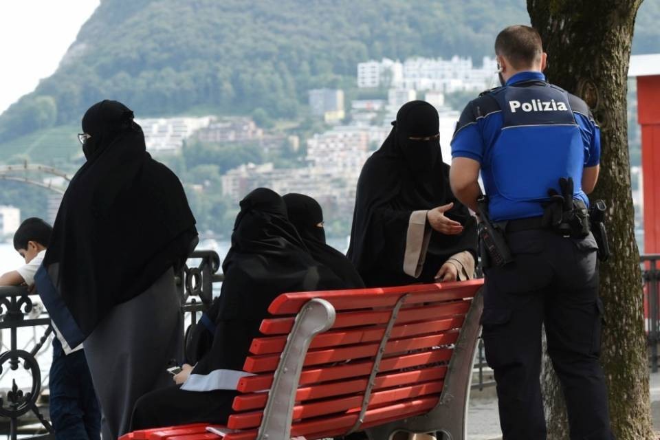 "D'accordo sul divieto di burqa e niqab"