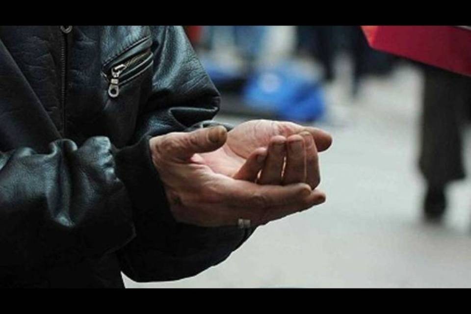 "Fingono di essere persone normali, invece sono accattoni"