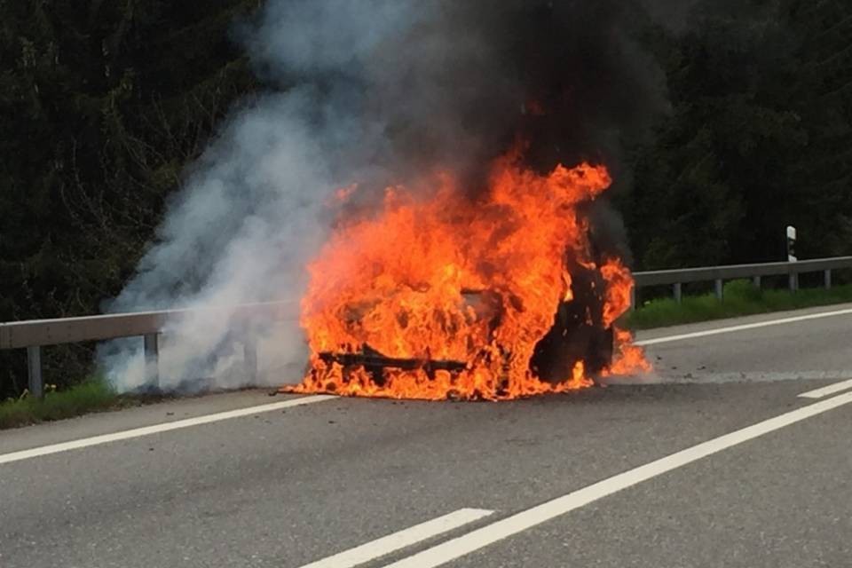 Auto in fiamme sull'A13