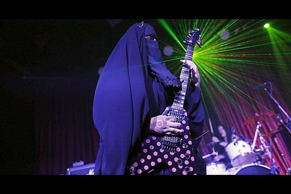 Chitarrista heavy metal col niqab