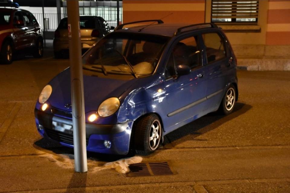 Perde il controllo dell'auto e sbatte contro un palo della luce