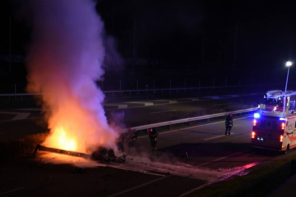 Auto si incendia su A13, conducente in ospedale