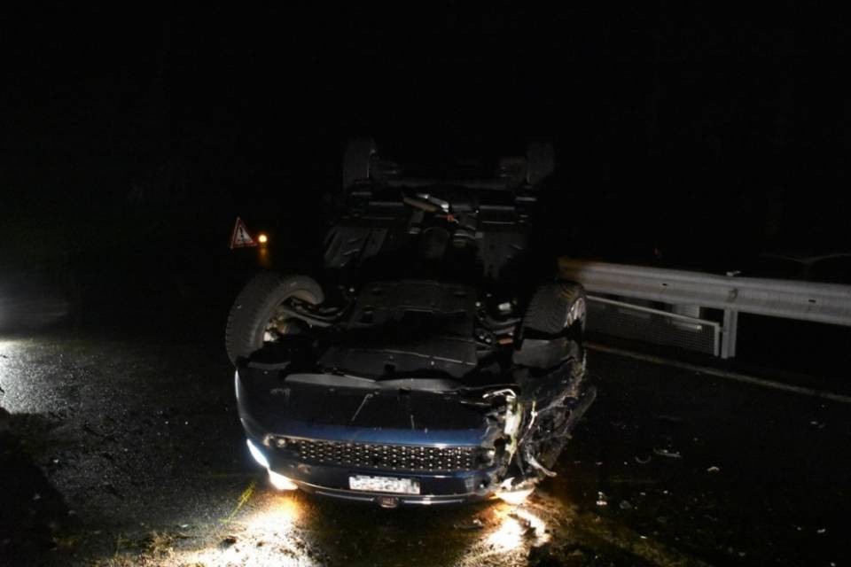 Val Verzasca: ribalta l'auto urtando un muretto