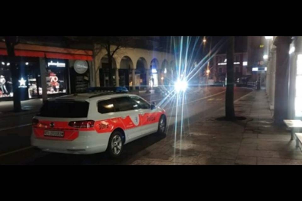 La Polizia sulla corsia dei bus? "Era lì per un intervento"