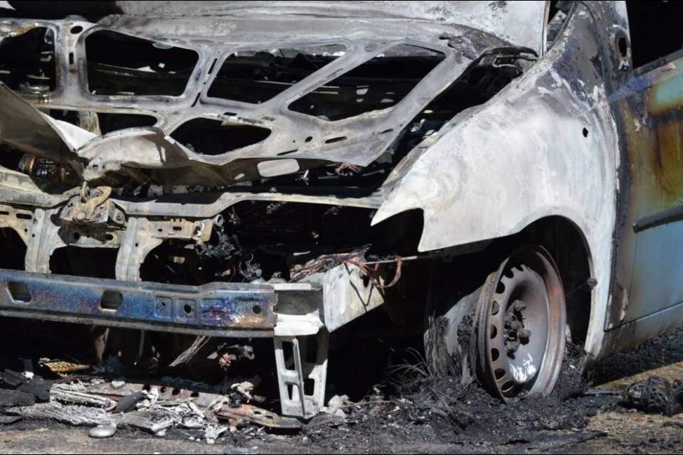 Auto prende fuoco sul Monte Ceneri