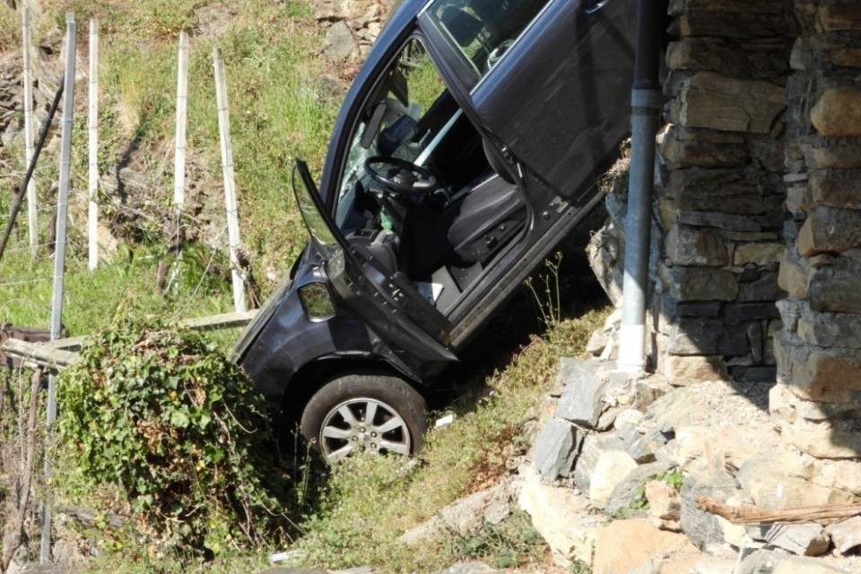 Urta un muretto ed esce di strada, nessun ferito