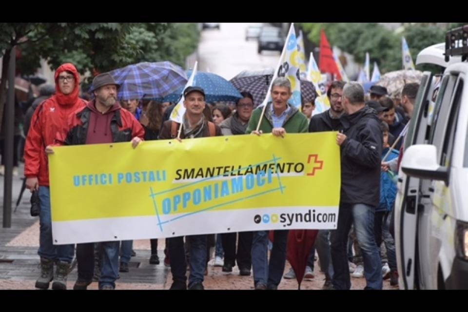 300 manifestanti in difesa del servizio postale