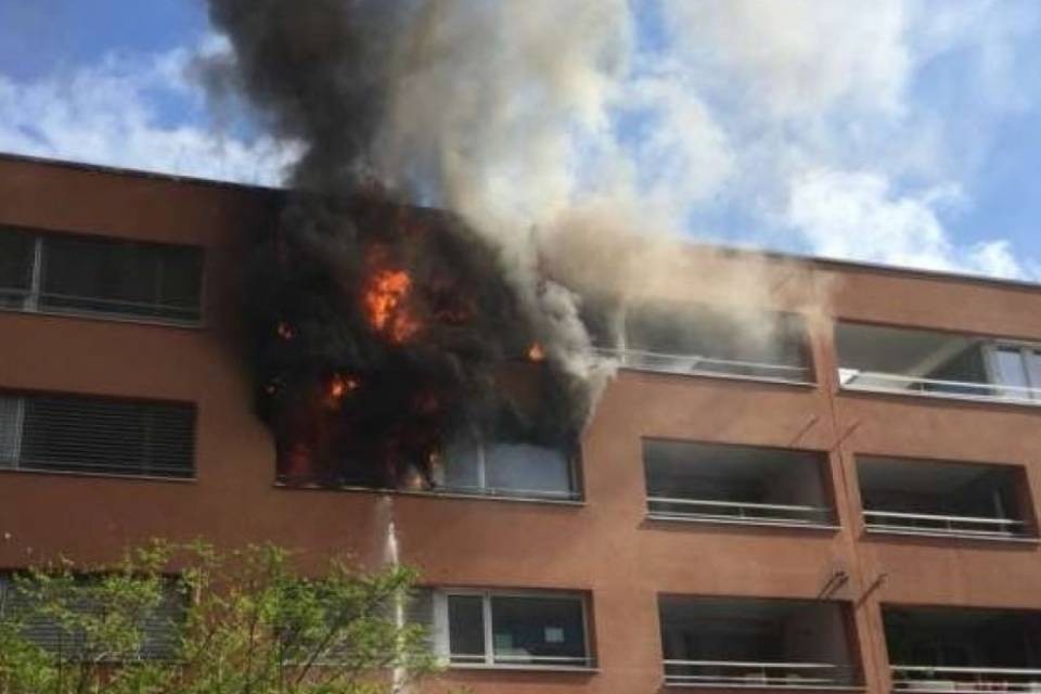 Si lanciano dalla finestra per evitare le fiamme