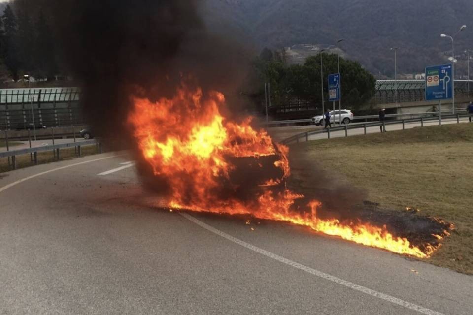 Auto in fiamme a Chiasso