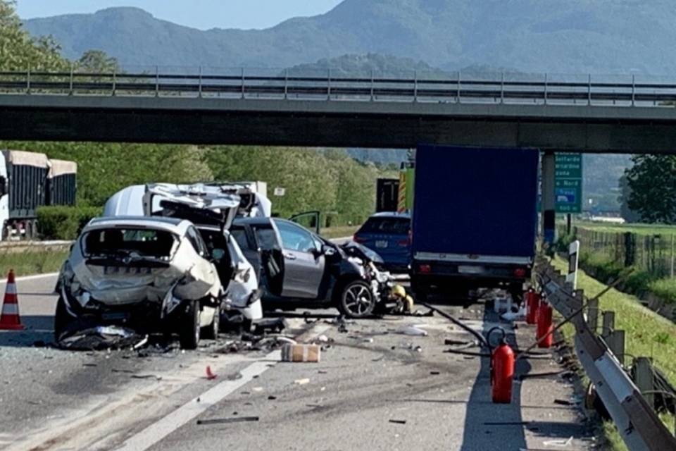 Tamponamento a catena sull'A2: 4 feriti e traffico in tilt