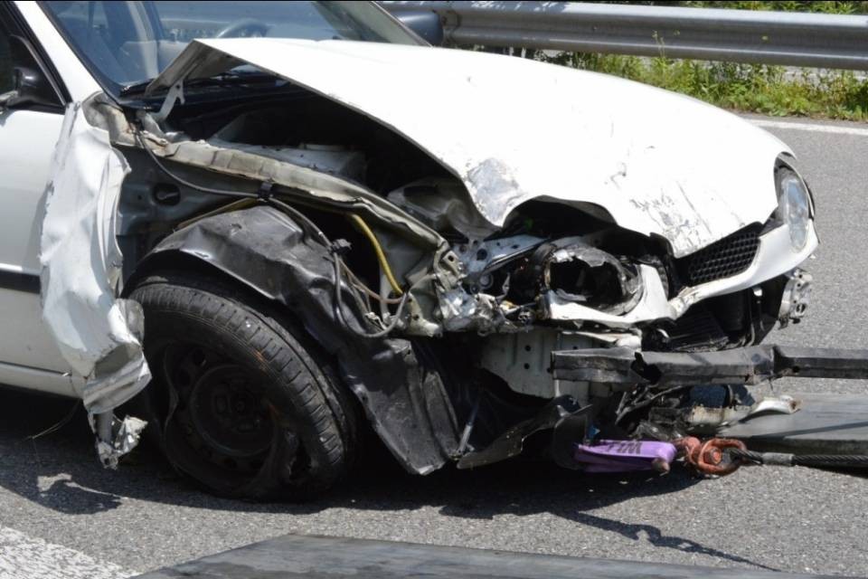 A13: perde il controllo dell’auto ed abbatte la rete di protezione