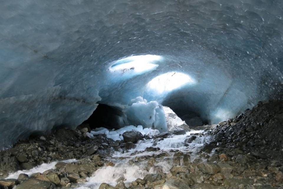 Scomparso da febbraio, ritrovato in una grotta di ghiaccio