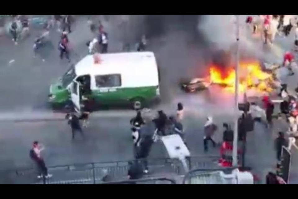 Cile, manifestante muore travolto da un camion militare