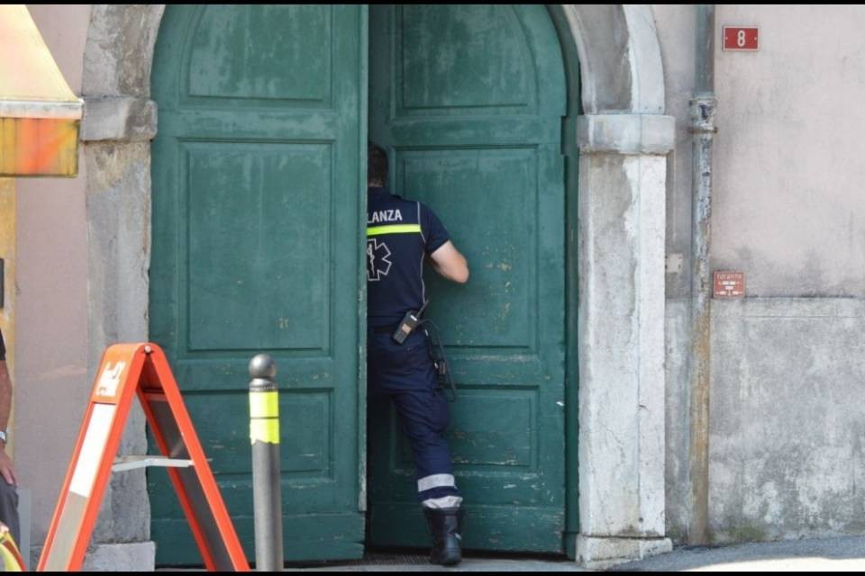 Anziano cade dalla scala a Rancate: è grave