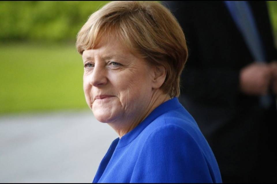 Angela Merkel colta nuovamente da tremori