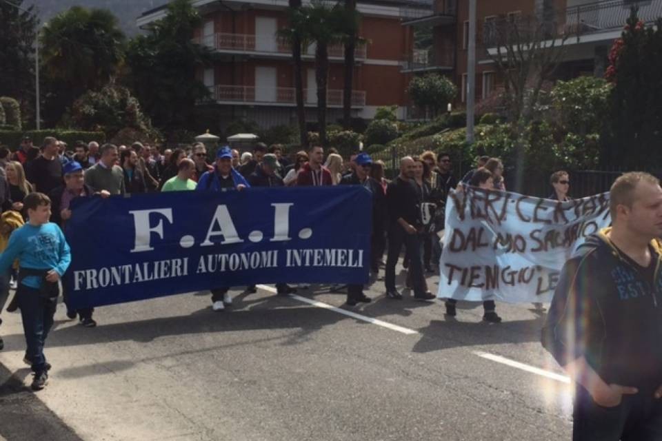 "Frontalieri discriminati, precari e tassati"