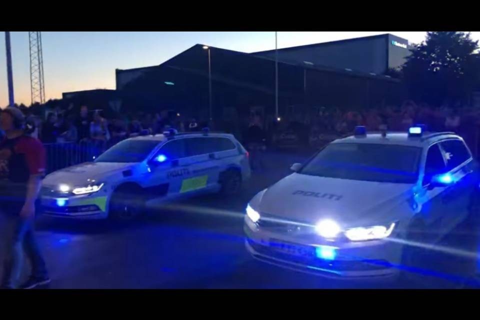 Partecipano a una corsa automobilistica, poliziotti nei guai