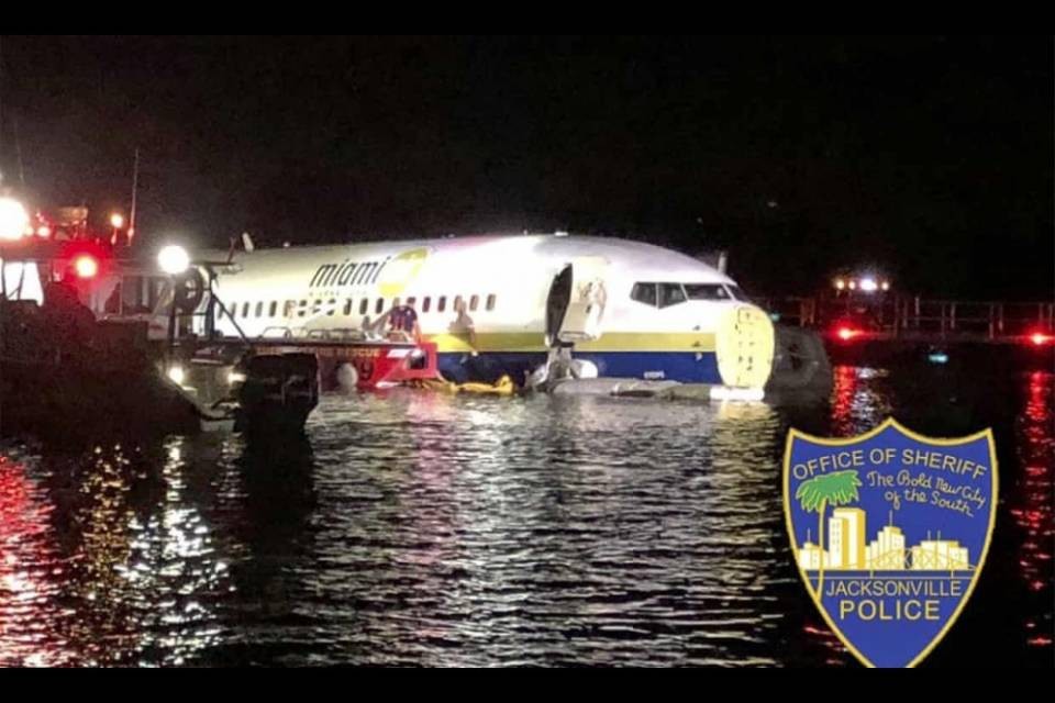 USA, Boeing 737 atterra in un fiume