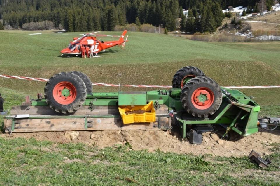Intrappolato sotto al furgone, grave incidente a Rueras
