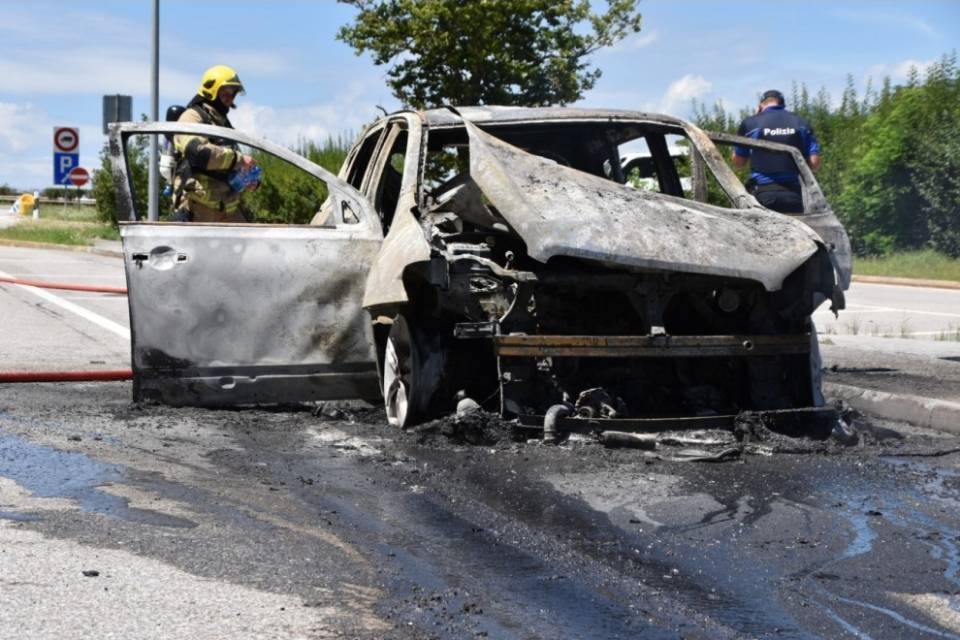 Auto in fiamme sulla A2