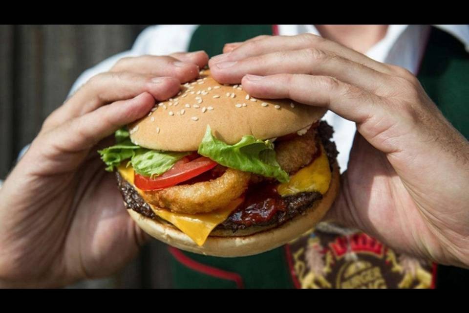 In fiamme una friggitrice, ingenti danni al Burger King
