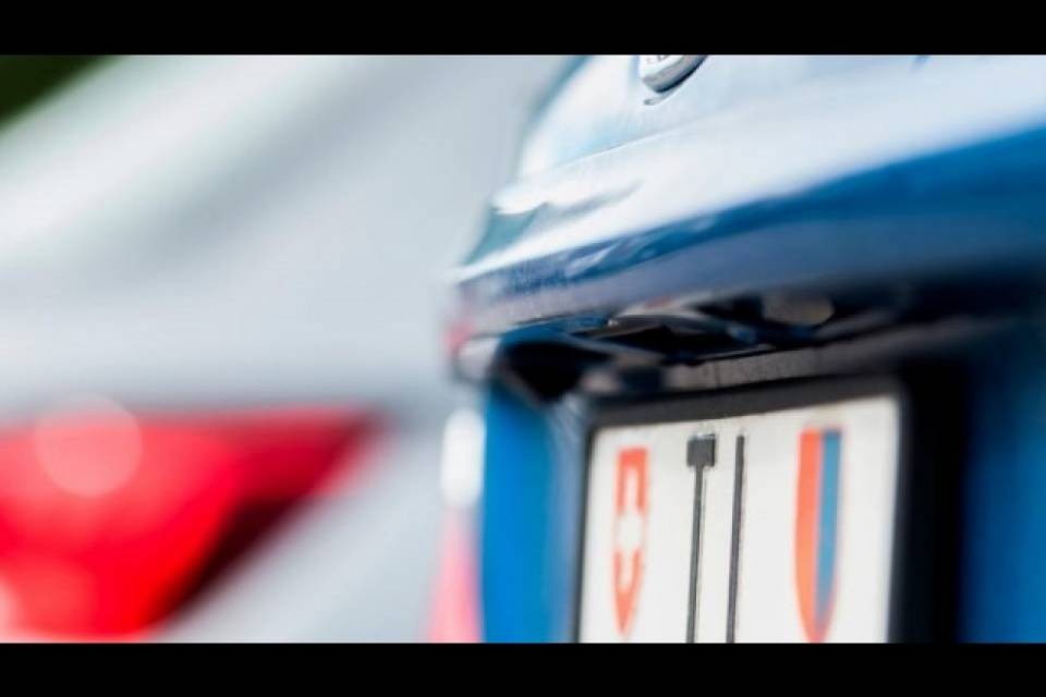 Circola con una targa svizzera falsa, denunciato