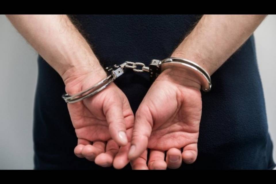 Furti, estorsioni e stupefacenti: arrestate 5 persone