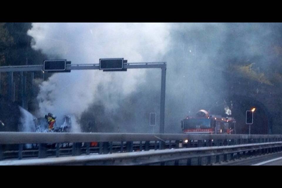 Camion in fiamme, Gottardo chiuso