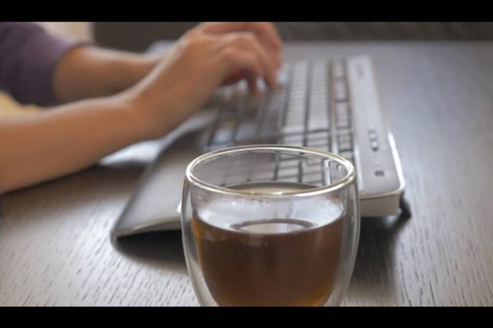 Stagista mette detergente WC nel tè della collega